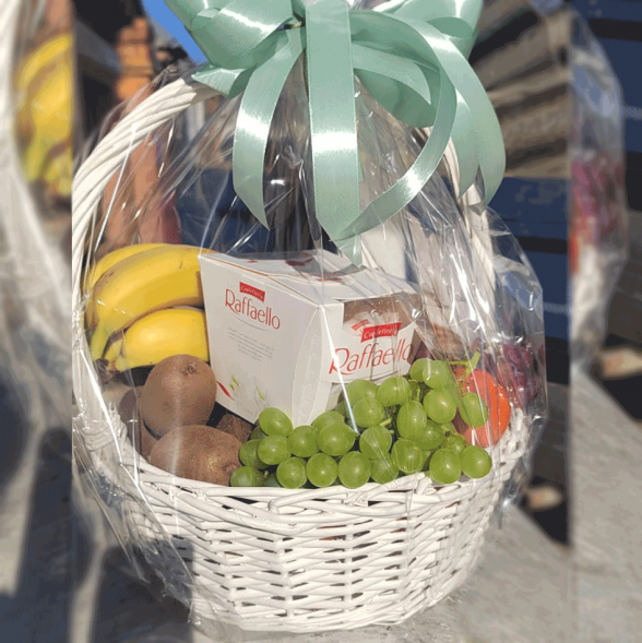 Корзина с фруктами 6 кг. и  Raffaello в Приморском