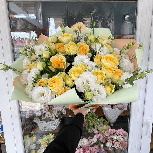 Букет из кустовых роз и эустом «Солнечное утро»  в Приморском