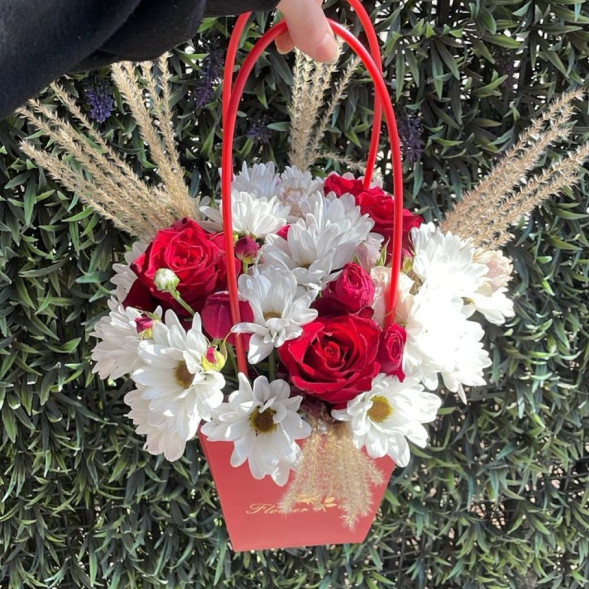 Композиция в коробке «Волшебный сад»  в Приморском