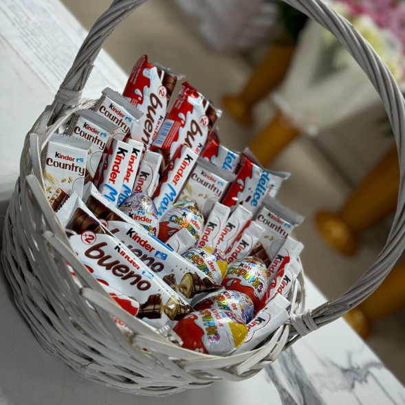 Корзина из сладостей Киндер в Приморском