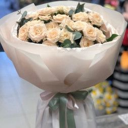 7 кремовых кустовых роз с эвкалиптом