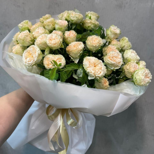 9 кустовых роз в упаковке в Приморском