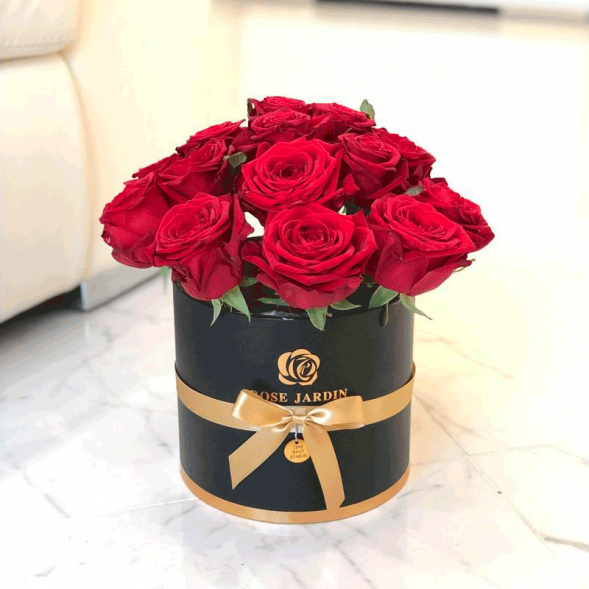 15 красных роз в шляпной коробке в Приморском