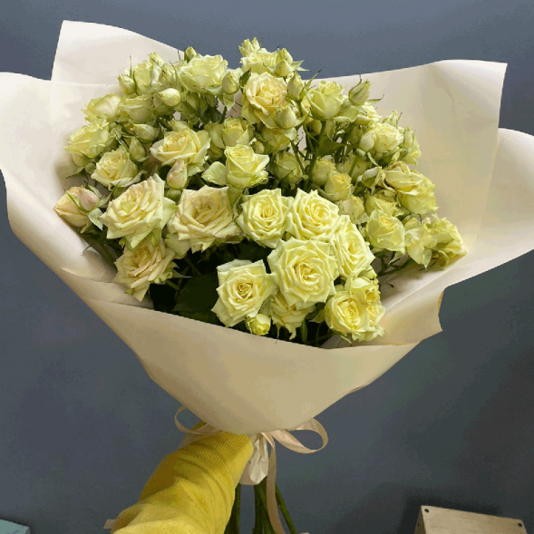 7 кремовых кустовых роз в Приморском