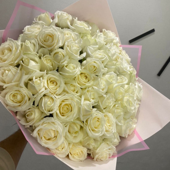 75 белых роз  в Приморском