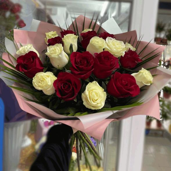 21 красная и белая роза микс в Приморском