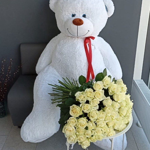 101 белая роза с плюшевым мишкой  в Приморском
