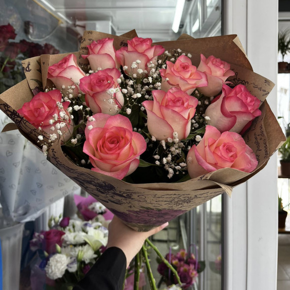Букет 11 роз с гипсофилой «Романтический вкус» в Приморском
