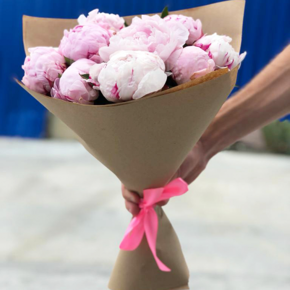 Букет 9 нежных пионов в крафте в Приморском