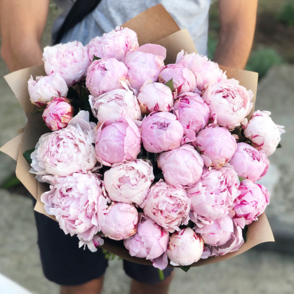 Букет 29 нежных пионов в крафте в Приморском