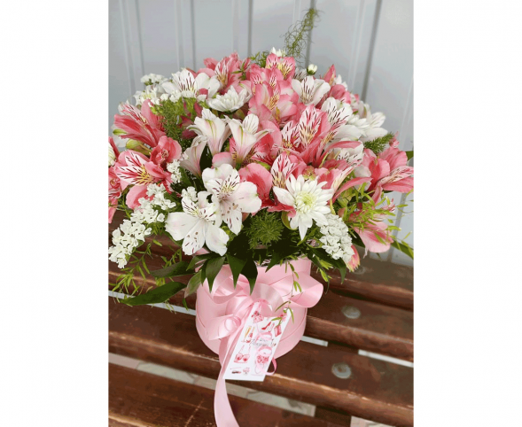 Нежный микс альстромерий в шляпной коробке в Приморском