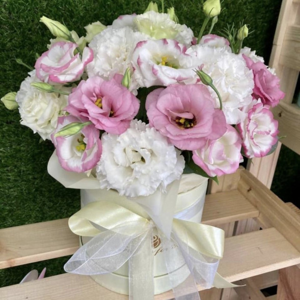 Коробочка с эустомами в Приморском