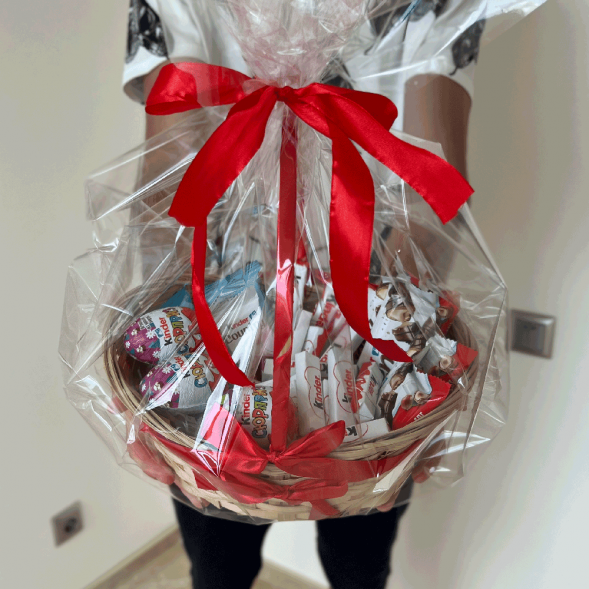 Корзина с киндерами в Приморском