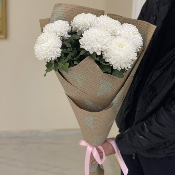 Букет 7 белых одноголовых хризантем в крафте в Приморском