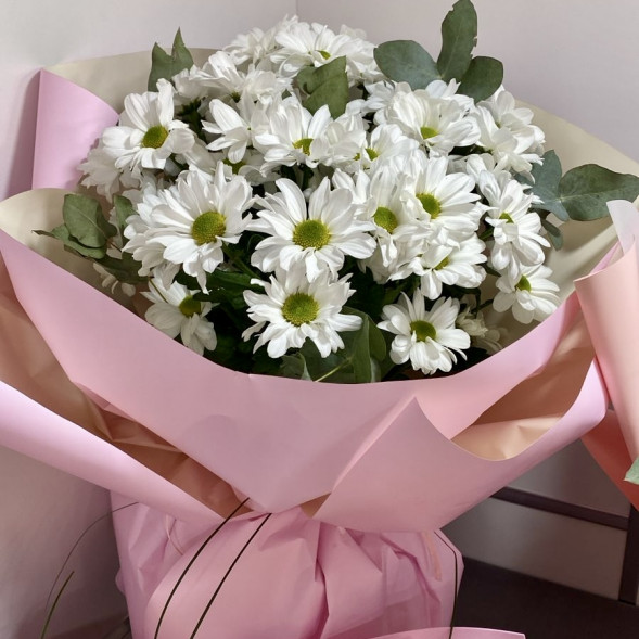 Букет  из 7 белых кустовых хризантем в упаковке в Приморском
