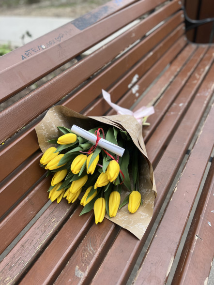 15 жёлтых тюльпанов в Приморском