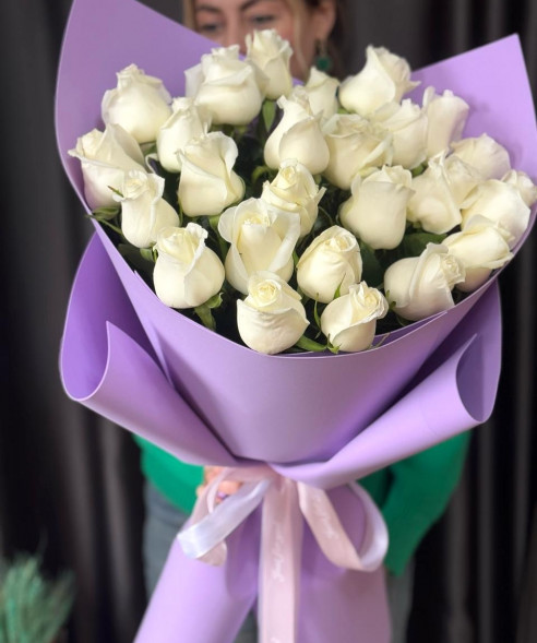 25 белых роз в упаковке Эквадор в Приморском