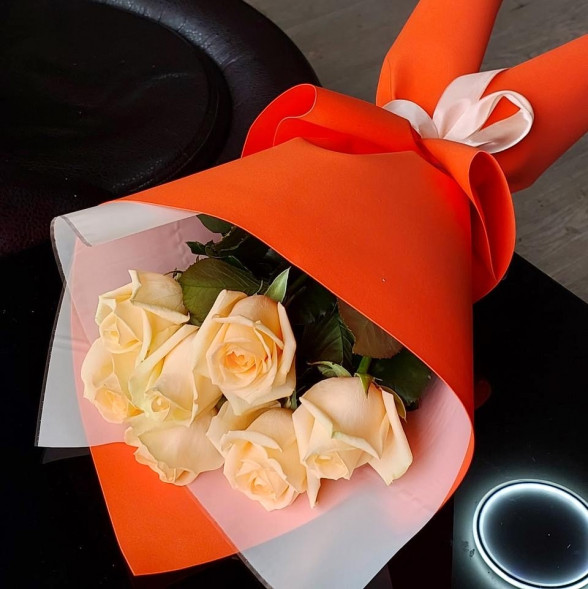 Букет 7 кремовых роз в упаковке в Приморском