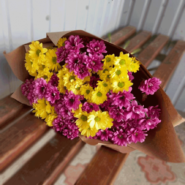 Букет 7 жёлтых и розовых хризантем микс в Приморском