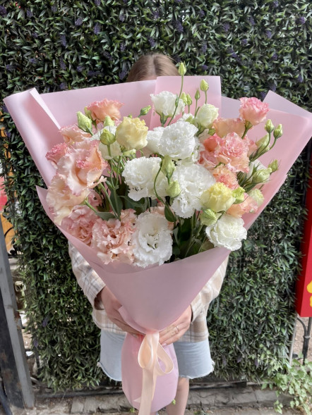 Букет 7 белых и нежно-розовых эустом в Приморском