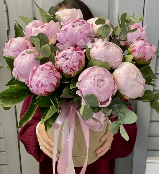 Пионы 13 шт. в шляпной коробке в Приморском