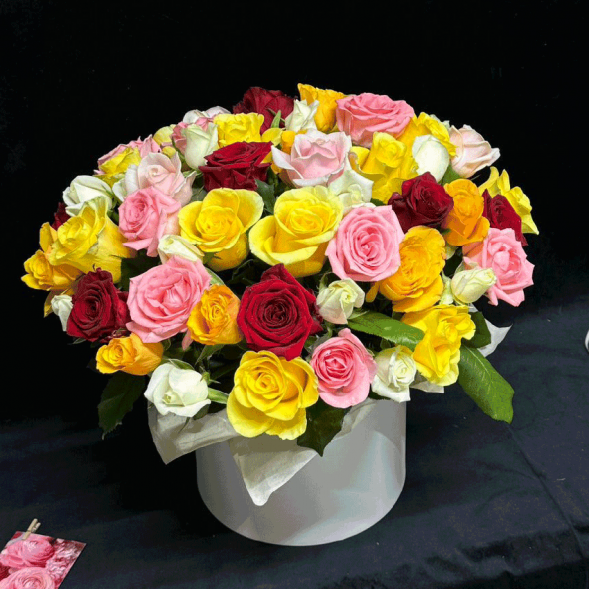 51 роза микс в шляпной коробке в Приморском