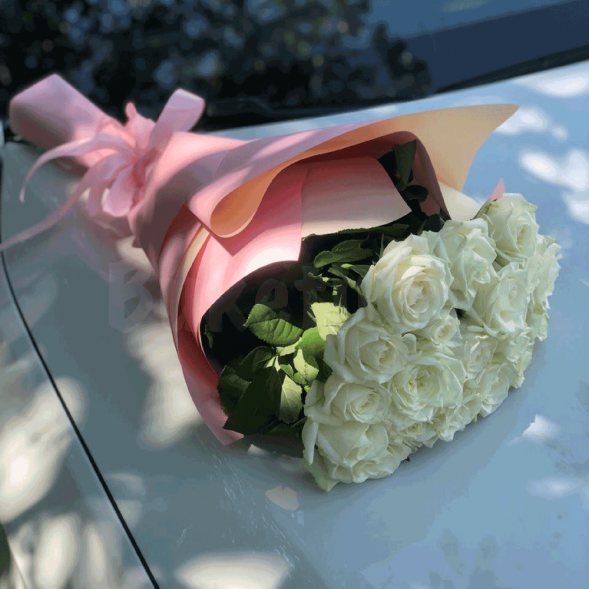 15 белых роз, лента в Приморском