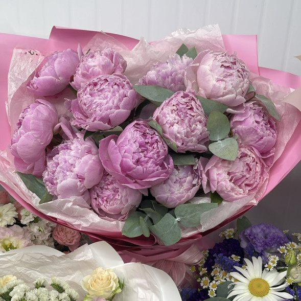 Букет 13 нежных пионов в упаковке в Приморском