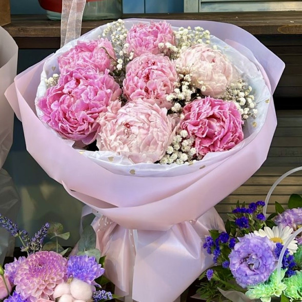 Букет 7 нежных пионов с гипсофилой в Приморском