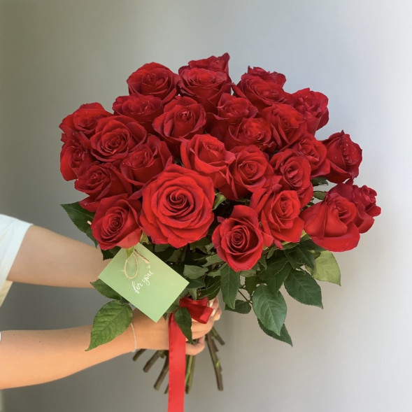27 красных импортных роз, лента в Приморском