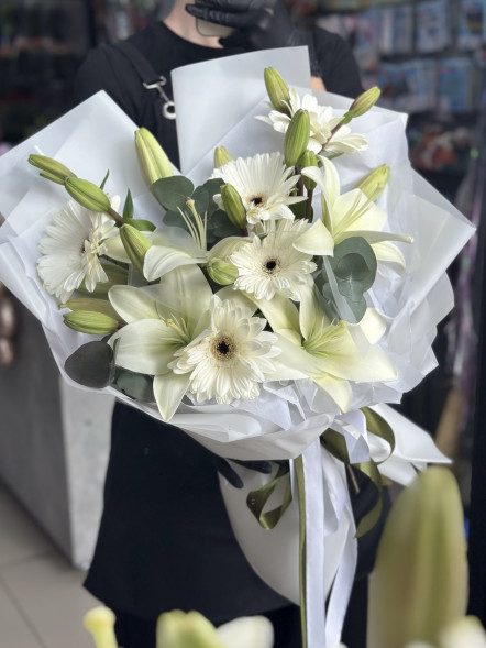 Букет с лилией и герберами в Приморском