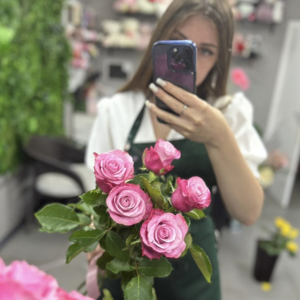 Букет 5 розовых роз в Приморском