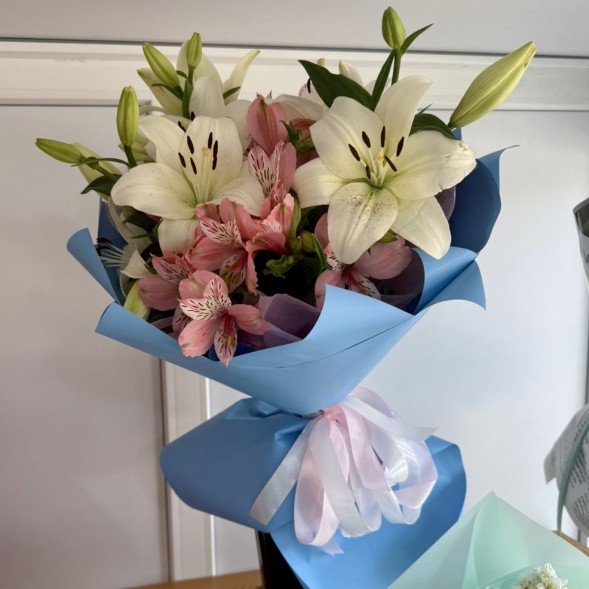 Букет из лилий и альстомерий в Приморском