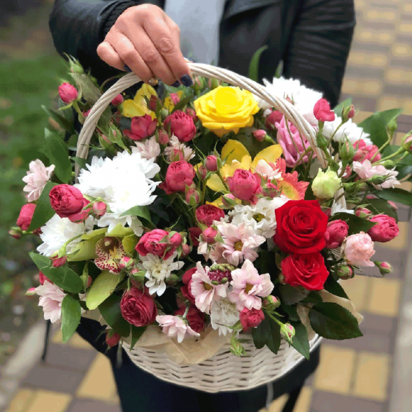 Композиция в корзине "Искра счастья" в Приморском