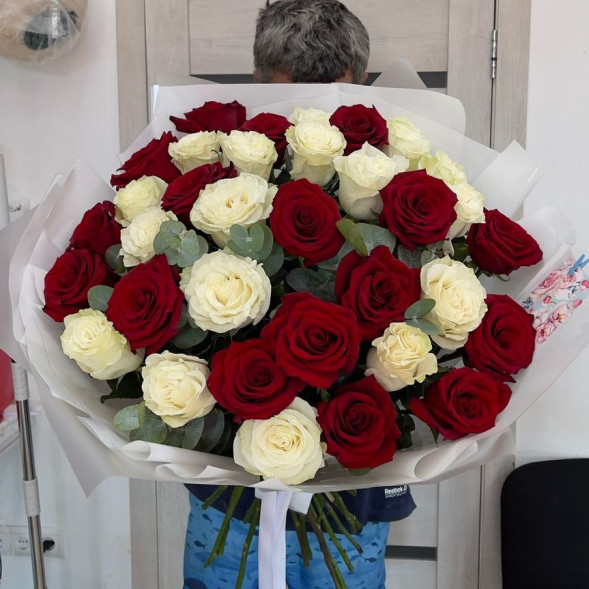 35 роз Эквадор Премиум с эвкалиптом в Приморском