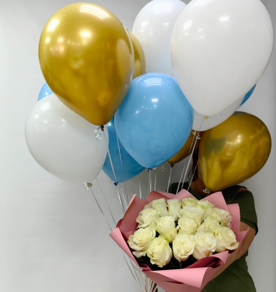 Букет 15 белых роз и 15 гелиевых шаров в Приморском