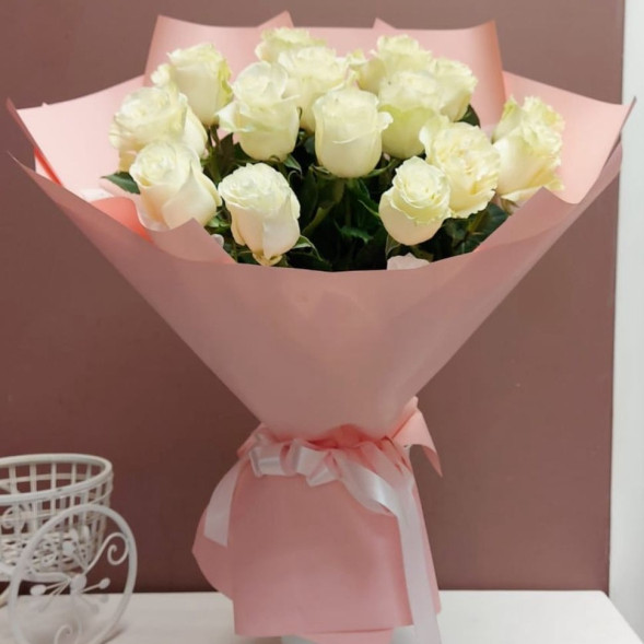 Букет 15 белых голландских роз в упаковке в Приморском