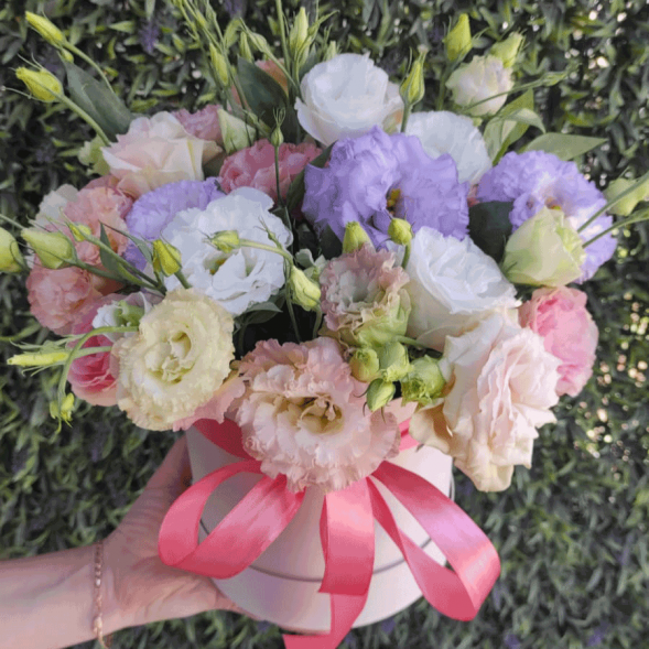 Нежный микс эустом в шляпной коробке в Приморском