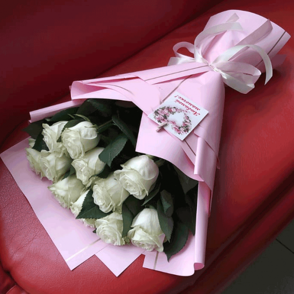 Букет 11 белых роз в упаковке в Приморском